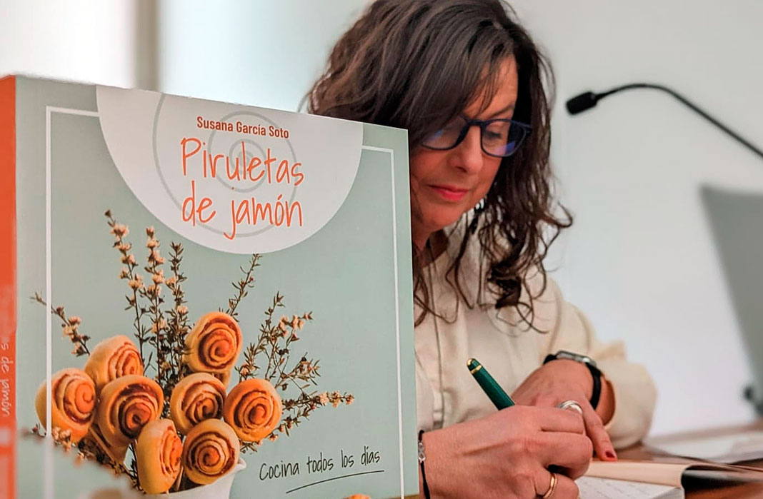 Susana García Soto firmando su libro