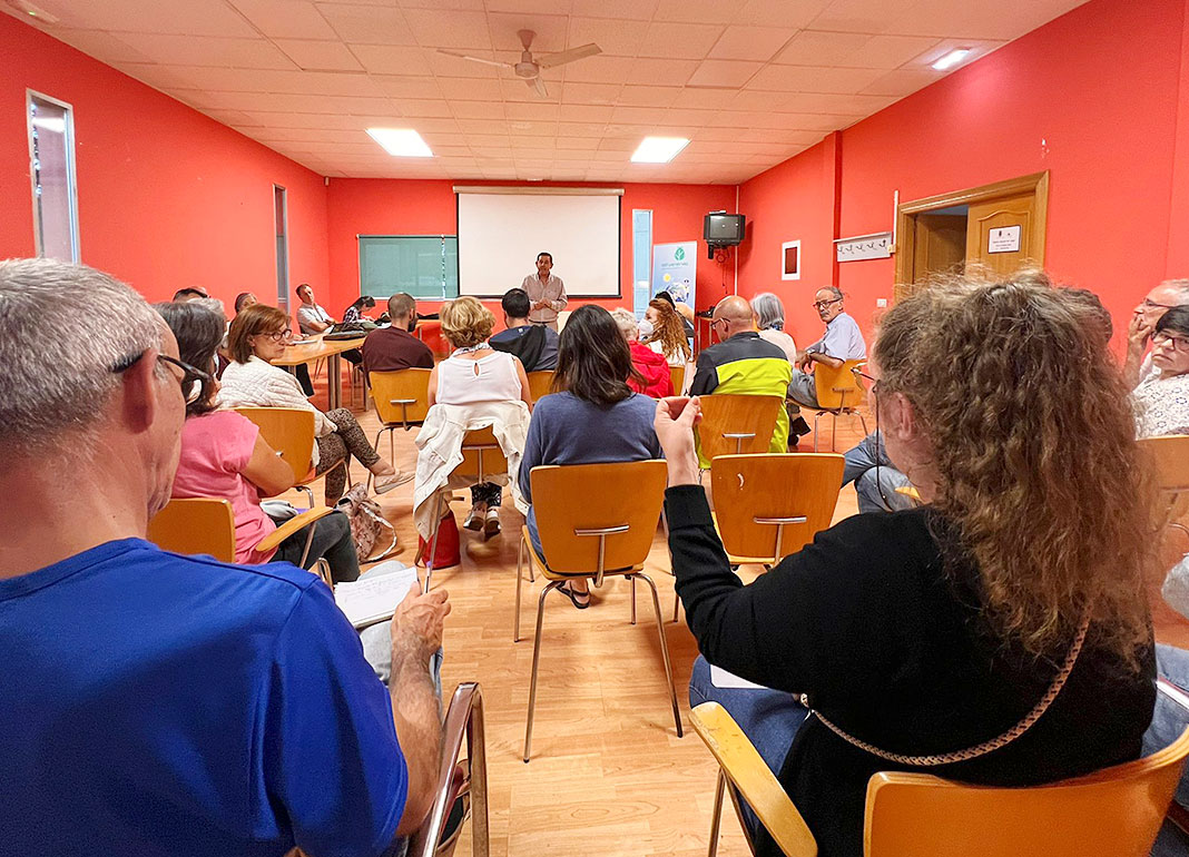 Asistentes a una reunión informativa de Xúntate Llanera