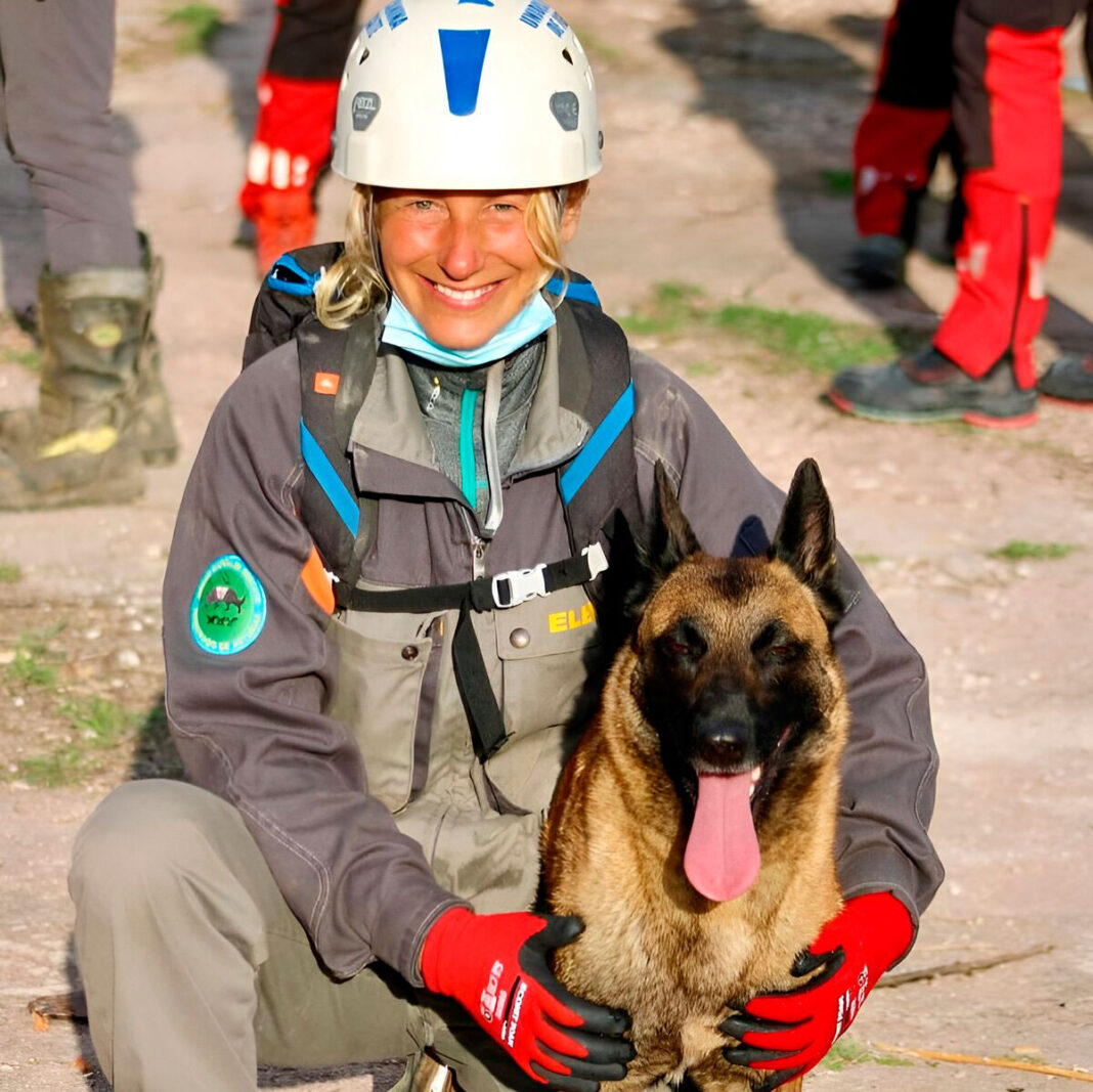Elena Marcos Mori, jefa de la Unidad Canina de Rescate del Principado, con Mini