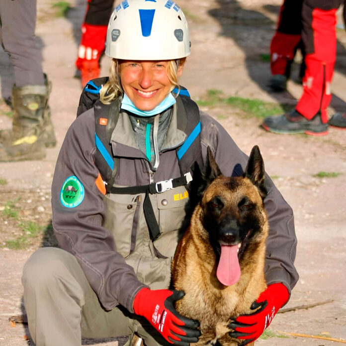 Elena Marcos Mori, jefa de la Unidad Canina de Rescate del Principado, con Mini
