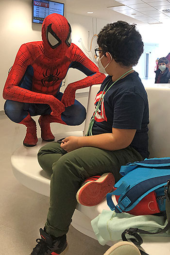 Santiago Jiménez Treviño, el pediatra Spider-Man del HUCA