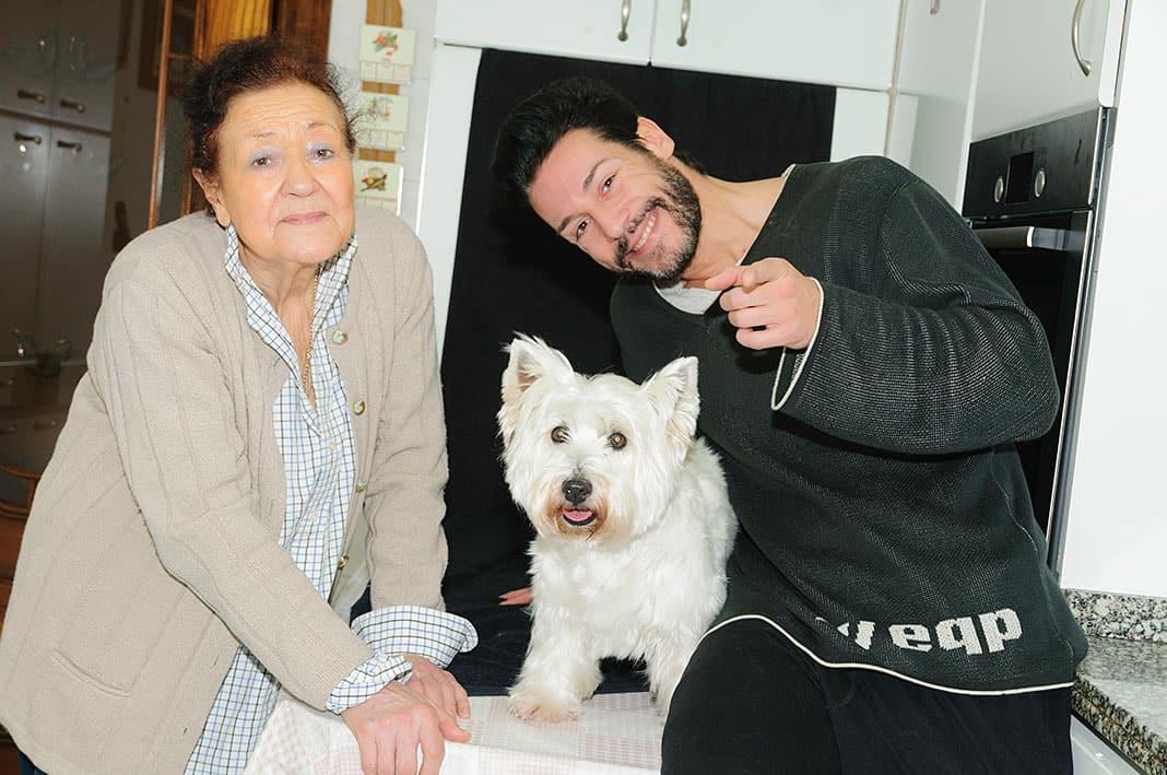 Eduardo Castejón con su madre y con su perro Lucky