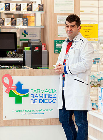 Martín Ramírez de Diego en su farmacia de San Juan de la Arena
