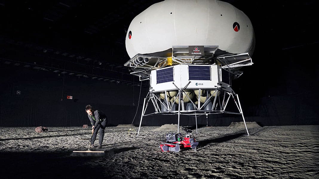 Abigail Calzada preparando el terreno de simulación lunar durante una competición de prospección robótica organizada por la ESA y el ESRIC, el pasado mes de septiembre.