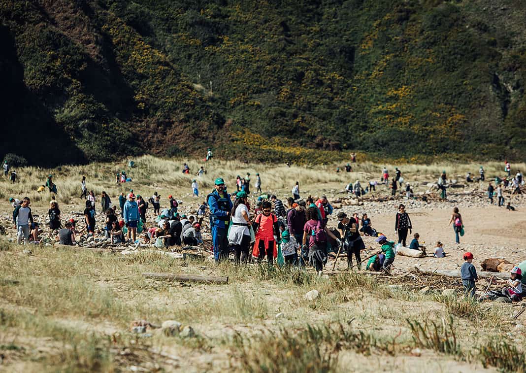 Recogida de basura en la playa de Xagó