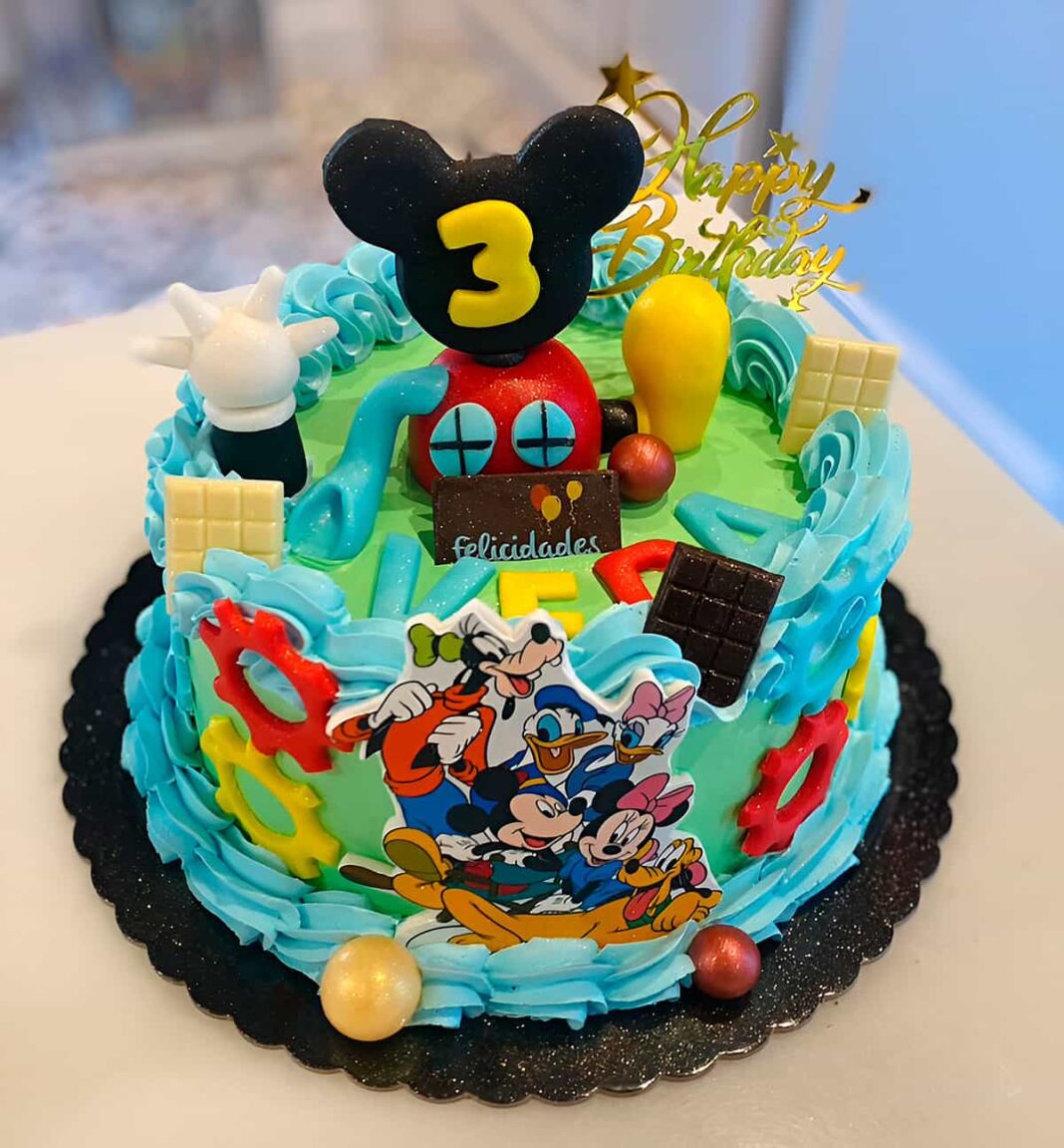 Tarta casa de Mickey Mouse elaborada por María García Testón de El Cofre de Cupcakes