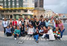 Integrantes de la Asociación Cultural D'Aky en el Mercado Arco Atlántico