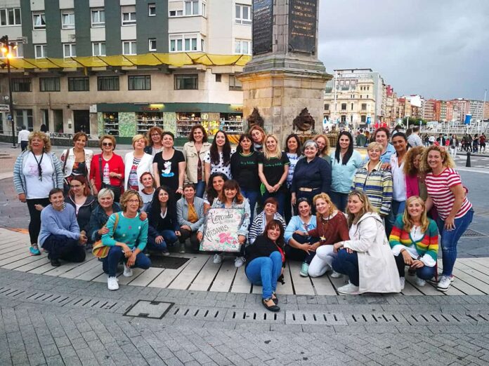 Integrantes de la Asociación Cultural D'Aky en el Mercado Arco Atlántico