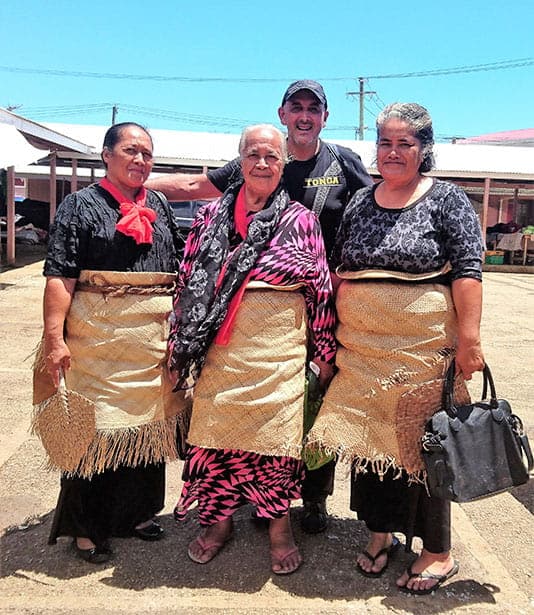 Alberto Campa con mujeres de Tonga
