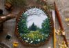 Secret garden - El jardín secreto. Acuarela, gouache y pan de oro, sobre una rodaja de árbol pintado por Solombra