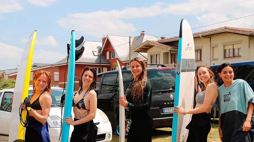 Chicas de la Comunidad Kendra en una jornada de surf