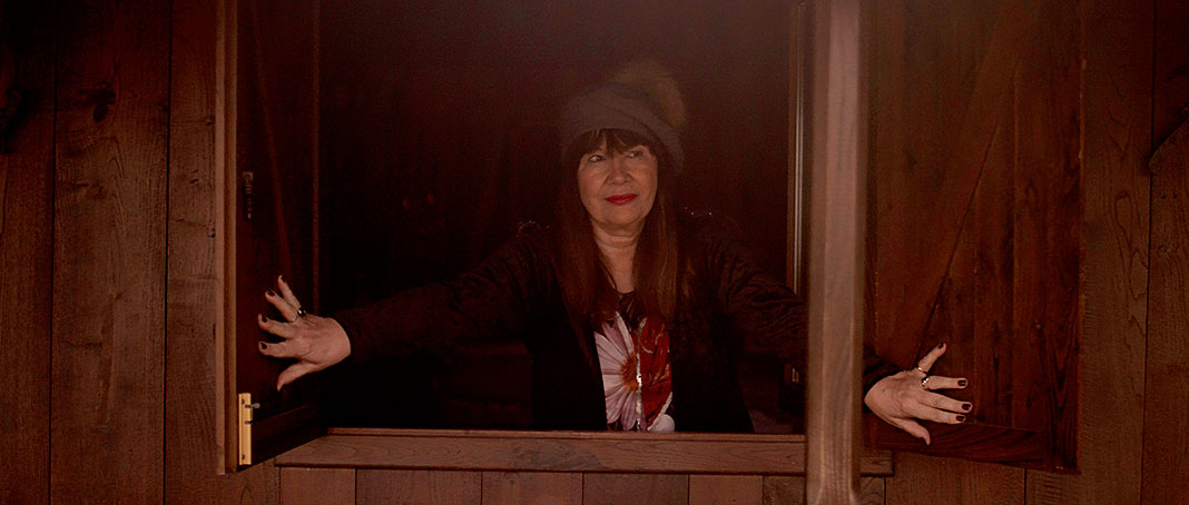 La escritora Esther García López, autora del poema Esconsueñu, en una imagen del videoclip de la canción.