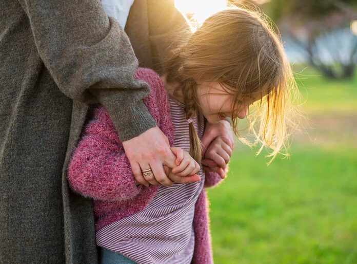 Niña con madre de acogida