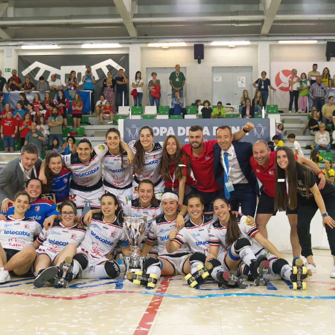 El Telecable Hockey Club levantando su quinta Copa de la Reina en Calafell, tras ganar al Palau