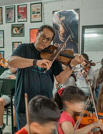 Iose Valencia, promotor de Folkonexión, director del curso y profesor de violín