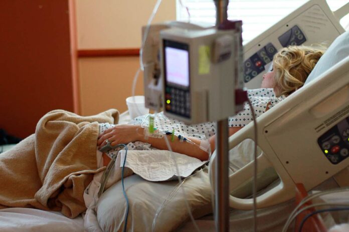 Mujer ingresada en el hospital