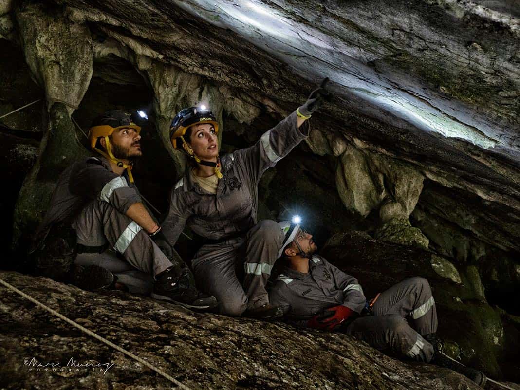 Arqueóloga Bribona Miriam prospectando una cueva