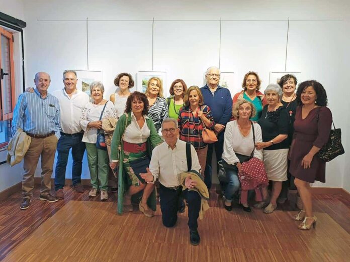 Miembros de la Asociación Acuarelastur en un taller que se imparte cada viernes en el CM La Arena, en Gijón.