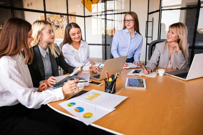 Mujeres empresarias reunidas