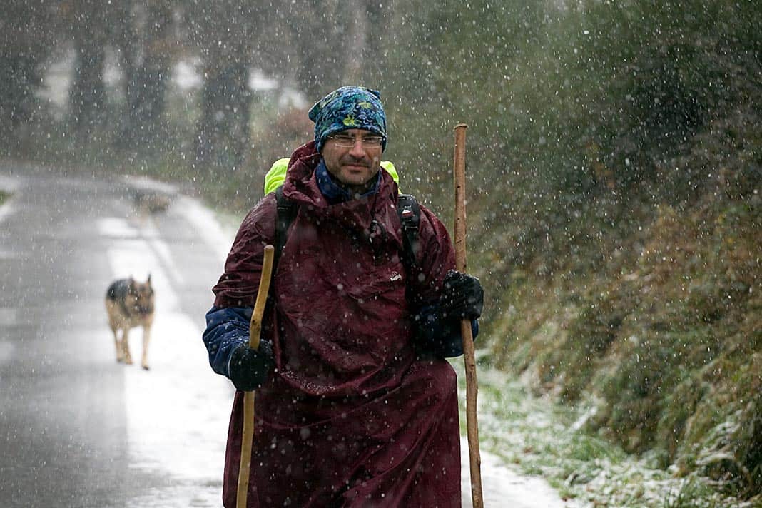 Peregrino recorre el Camino de Santiago en invierno