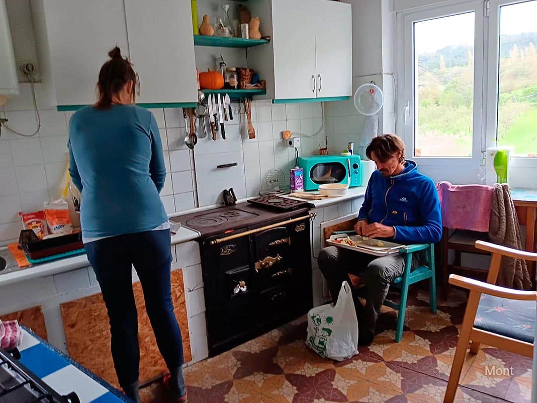 Peregrinos al calor de la cocina de leña en La Casa de Montse, Carda (Villaviciosa)