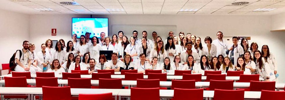 Profesionales del AGC de Pediatría (pediatras, cirujanos pediátricos, enfermeras, residentes…) tras una sesión docente