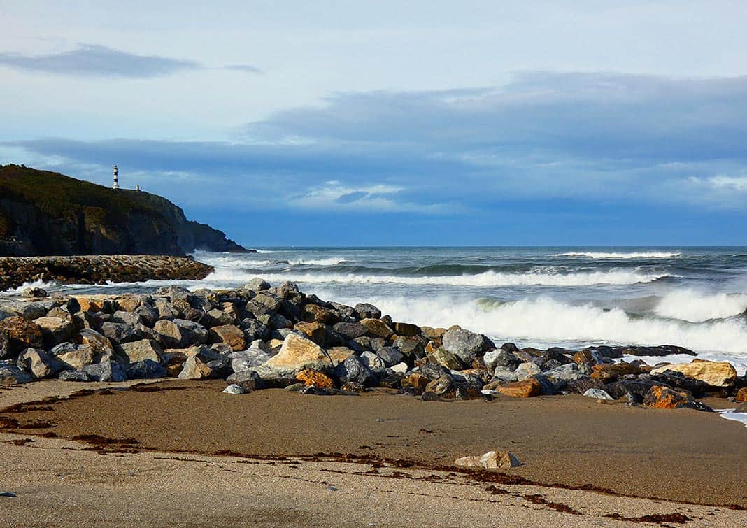 Espigón de la playa de Navia destrozado por los repetidos embites del mar