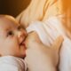 Mujer amamanta a su bebé