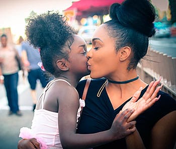 Mujer y niña afroamericanas
