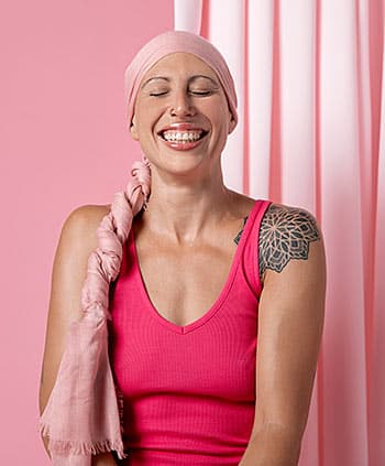 Mujer recuperándose del cáncer de mama