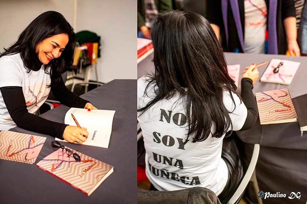 Aida Sandoval en una firma de su libro "La Muñeca"