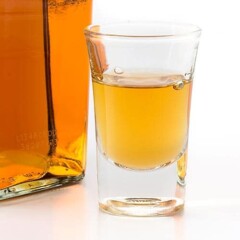 Vaso de chupito con bebida alcoholica