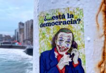 Sticker ¿Está la democracia?
