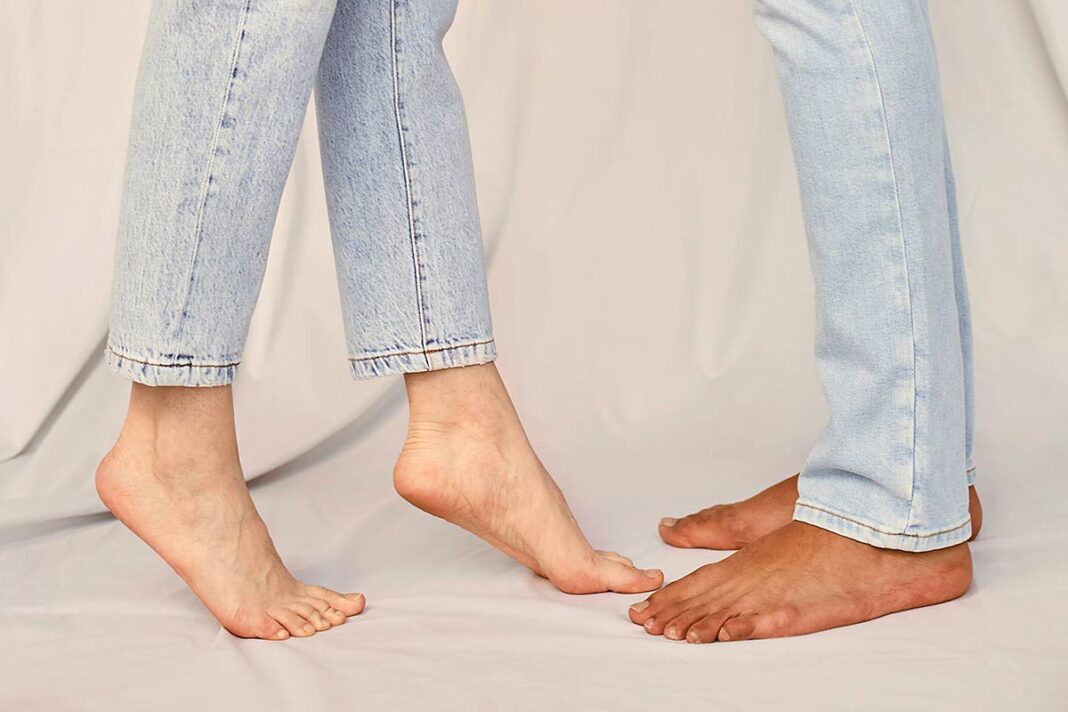 Hombre y mujer descalzos