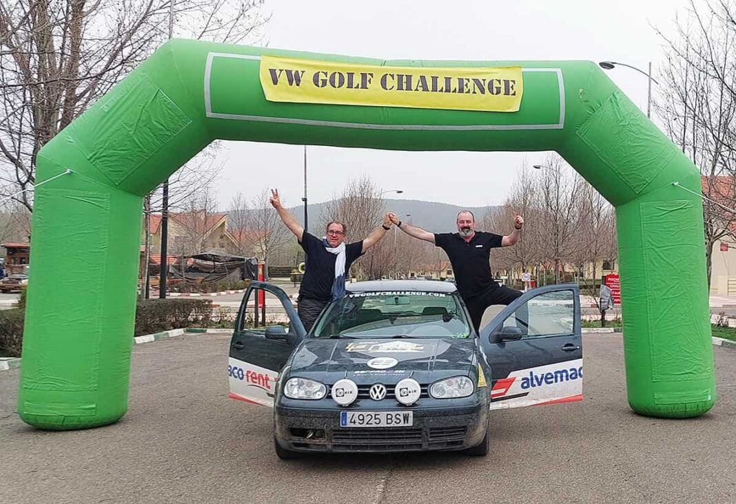 Antonio Menéndez (izda.) y Francisco Antón (dcha.) junto a su Golf 1.9 TDI 4Motion del 2002 con el que participaron en la VW Golf Challenge
