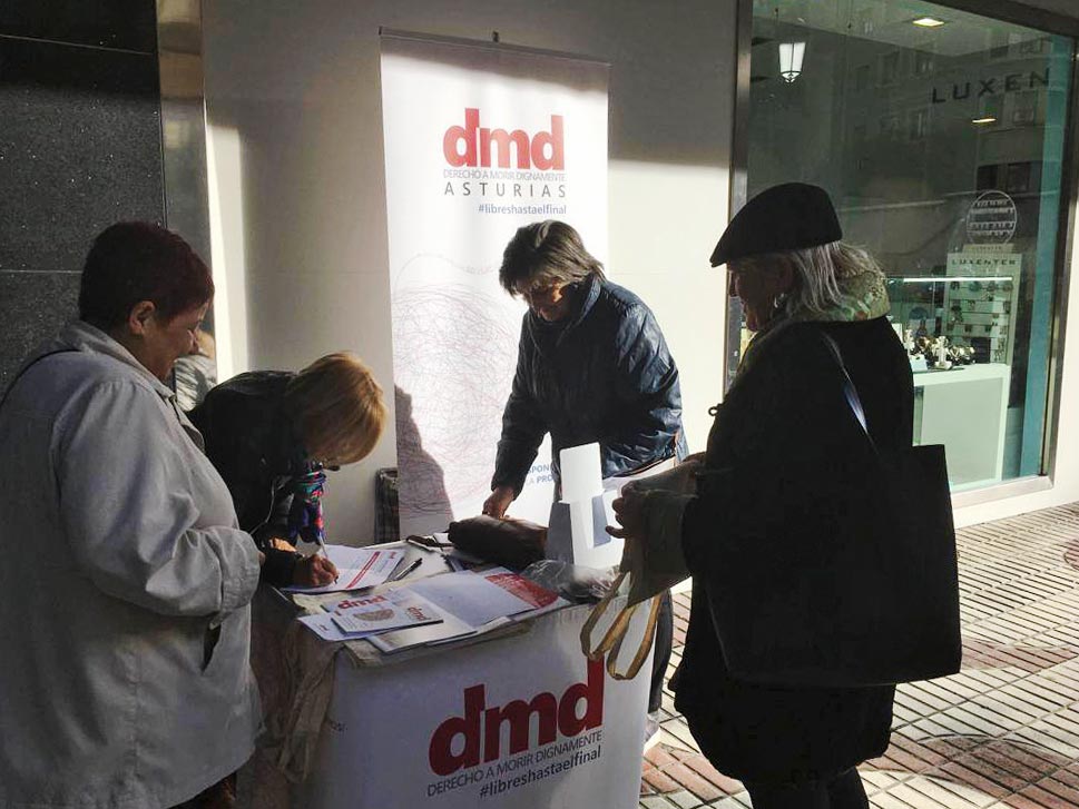 Una de las mesas informativas de la Asociación Derecho a Morir Dignamente instaladas en Oviedo.