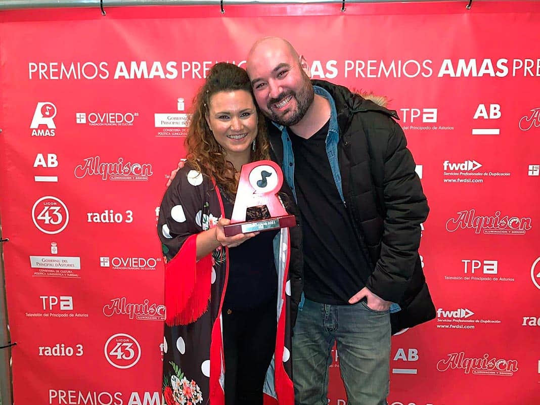 Doñita González, junto a Rod Feijoó, con el premio AMAS 2021