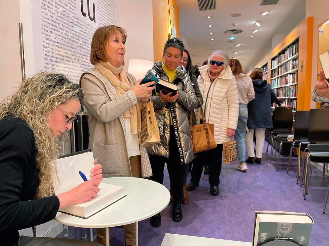 Malenka Ramos firmando ejemplares de su último libro