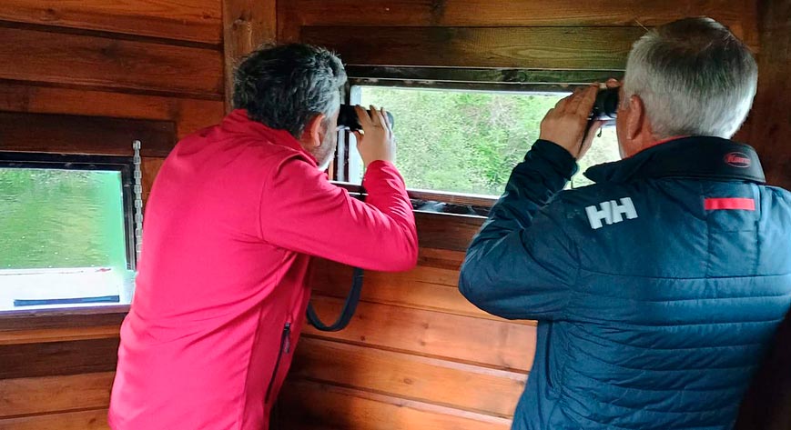 El consejero, Alejandro Calvo y el alcalde de Sobrescobio, Marcelino Martínez en el Mirador La Polina (Parque Natural de Redes)