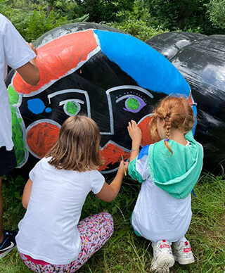 Niñas pintando en la actividad Crios&Bolas en el Festival Porrúa en Bolas