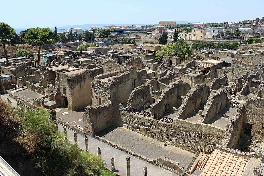 Vista de la antigua ciudad romana de Herculano, conocida por haberse conservado enterrada en las cenizas de la erupción del volcán Vesubio en el año 79