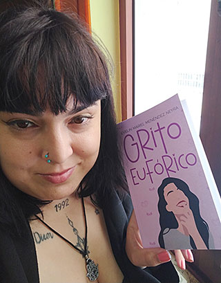 Evelin Menéndez, escritora independiente, con su libro "Grito eufórico"