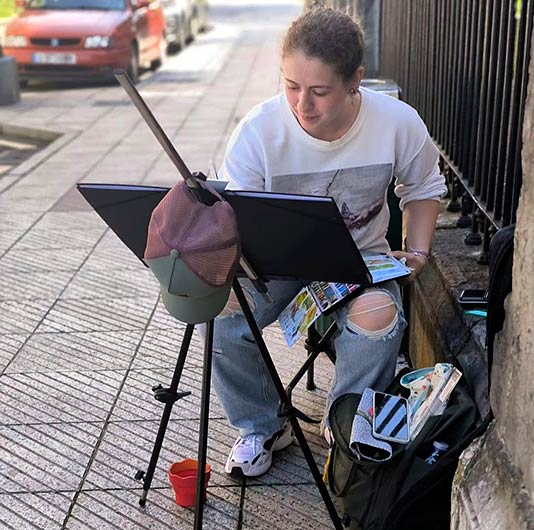 La artista Irene Macías pintando en la calle con acuarelas