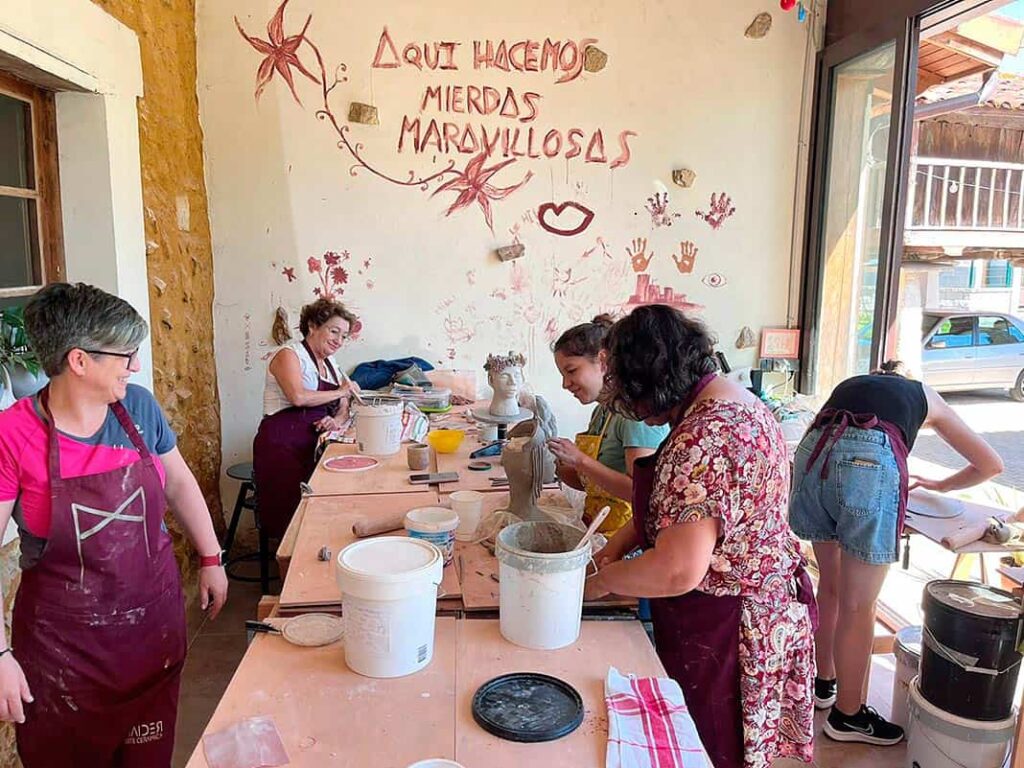 Alumnas en el taller de Maider Arte Cerámica de El Cutu, en Siero.