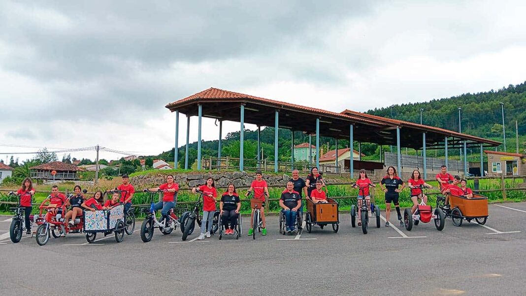 Miembros de Fedema Deporte Adaptado Asturias con las bicis de Los Pilares de Carreño