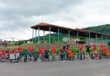 Miembros de Fedema Deporte Adaptado Asturias con las bicis de Los Pilares de Carreño