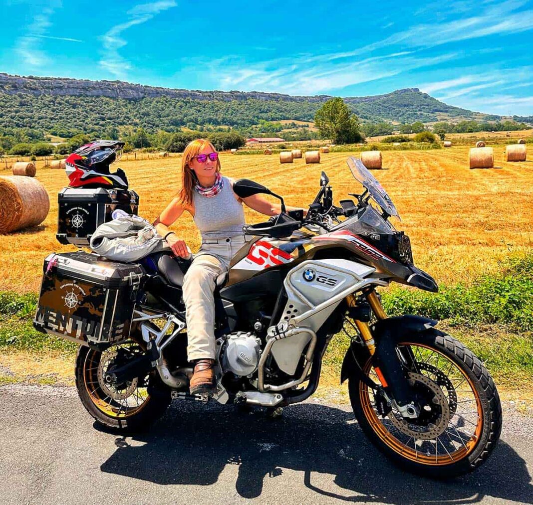 Elsi Rider en una zona de Burgos realizando su reto Cien pueblos, cien días para visibilizar la España Vaciada