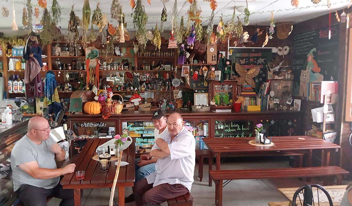 La Bruxa de Muniellos. Magia en el corazón del bosque Interior del bar-tienda La Bruxa de Muniellos