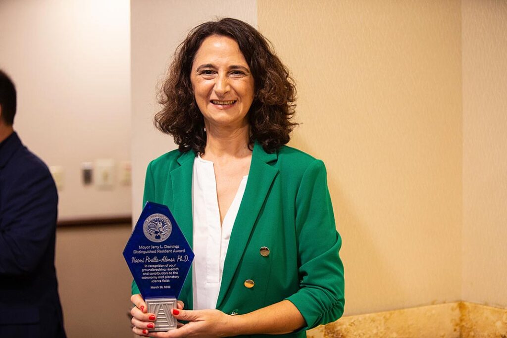 Durante el Mes de la Historia de la Mujer, la Dra. Noemí Pinilla-Alonso recibió el premio Residente Distinguida del Condado de Orange (Florida), otorgado por su alcalde Jerry L. Demings.