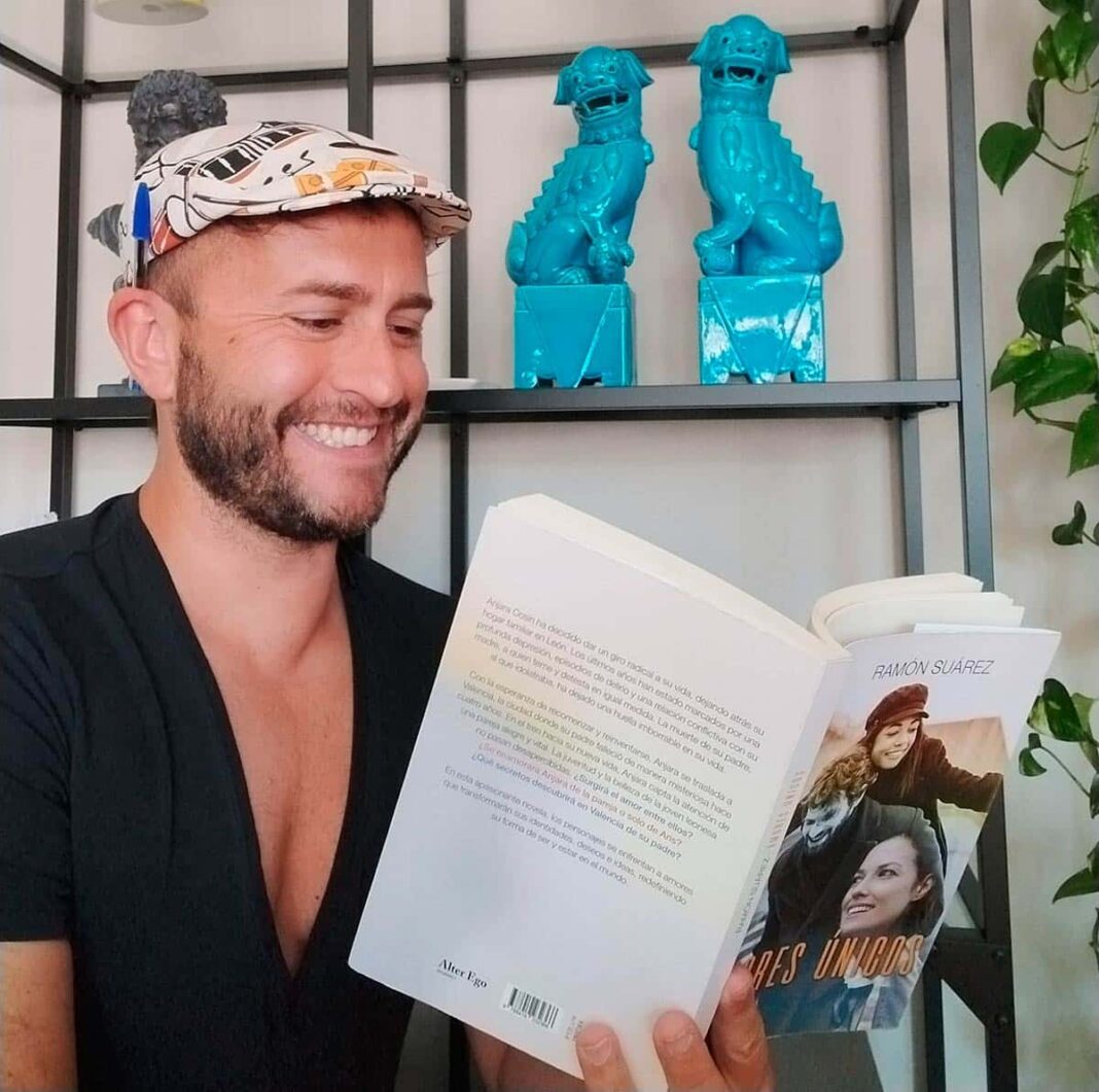 Ramón Suárez con un ejemplar de 'Amores únicos', su primera novela